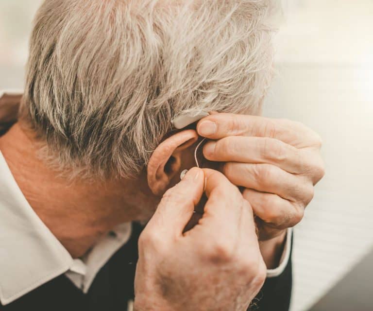 Maladies neurodégénératives : selon une étude du Lancet, porter une aide auditive réduit le risque d'un déclin cognitif