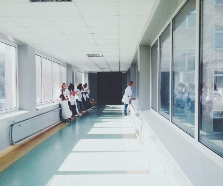 Santé : près d'une infirmière sur deux quitte l'hôpital après dix ans de carrière, selon la Drees