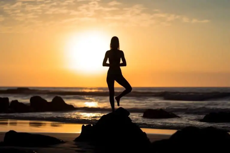 "Laissez le yoga être votre guide pour apprivoiser le stress des voyages et retrouver votre équilibre intérieur !"